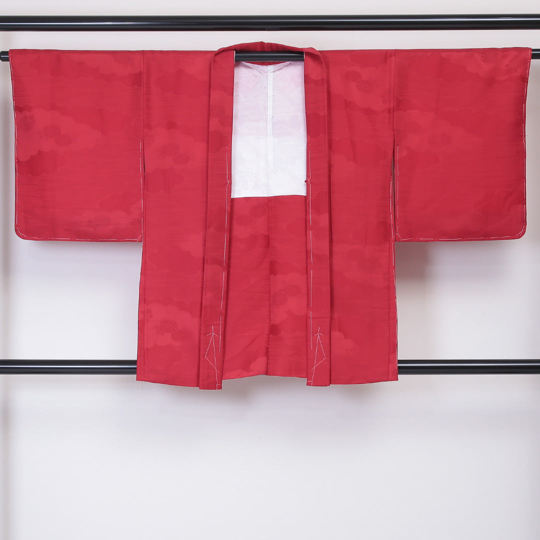 未使用品 洗える着物 羽織 袷 身丈82cm 裄丈64cm ポリエステル Sランク 紋意匠 (雲取に菊) カジュアル Mサイズ しつけ糸 赤系 RP 1232-06034