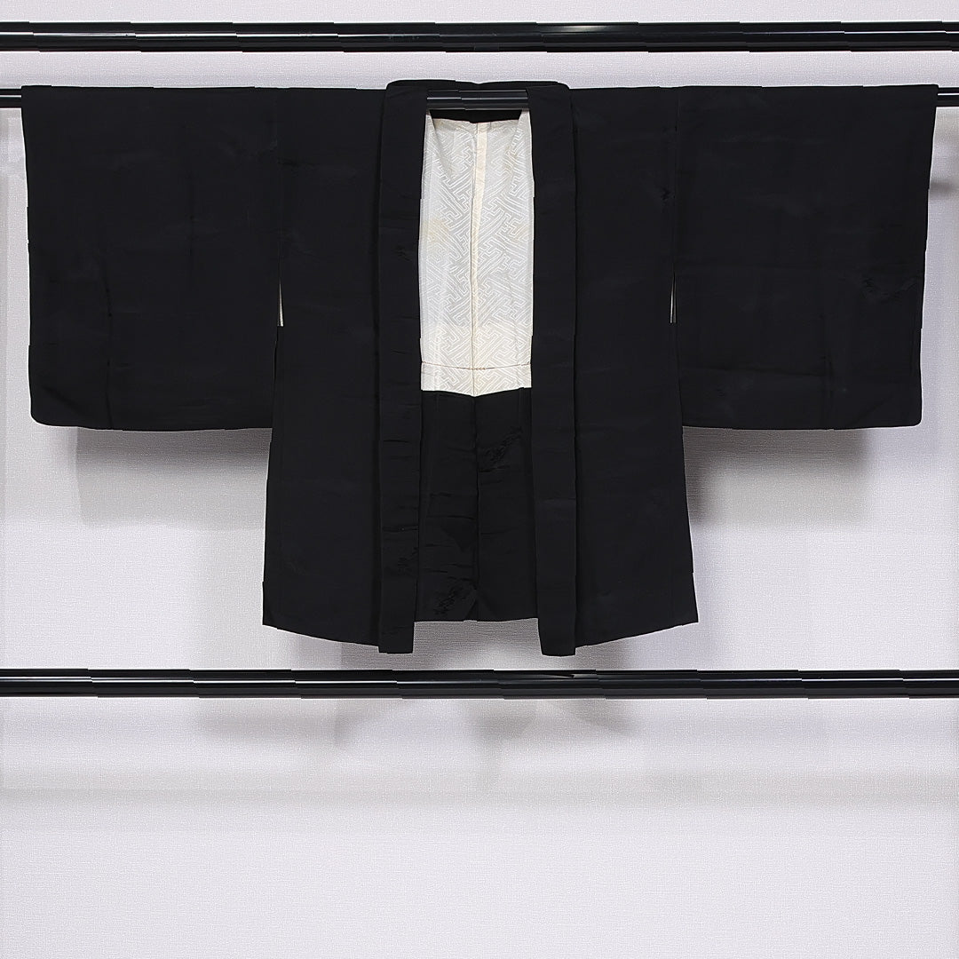 黒羽織 袷 身丈71cm 裄丈63cm 正絹 Aランク 一つ紋 (丸に揚羽蝶) 紋意匠 (創作柄) セミフォーマル Sサイズ 織り出し 紐あり 黒系 RP 1233-11084