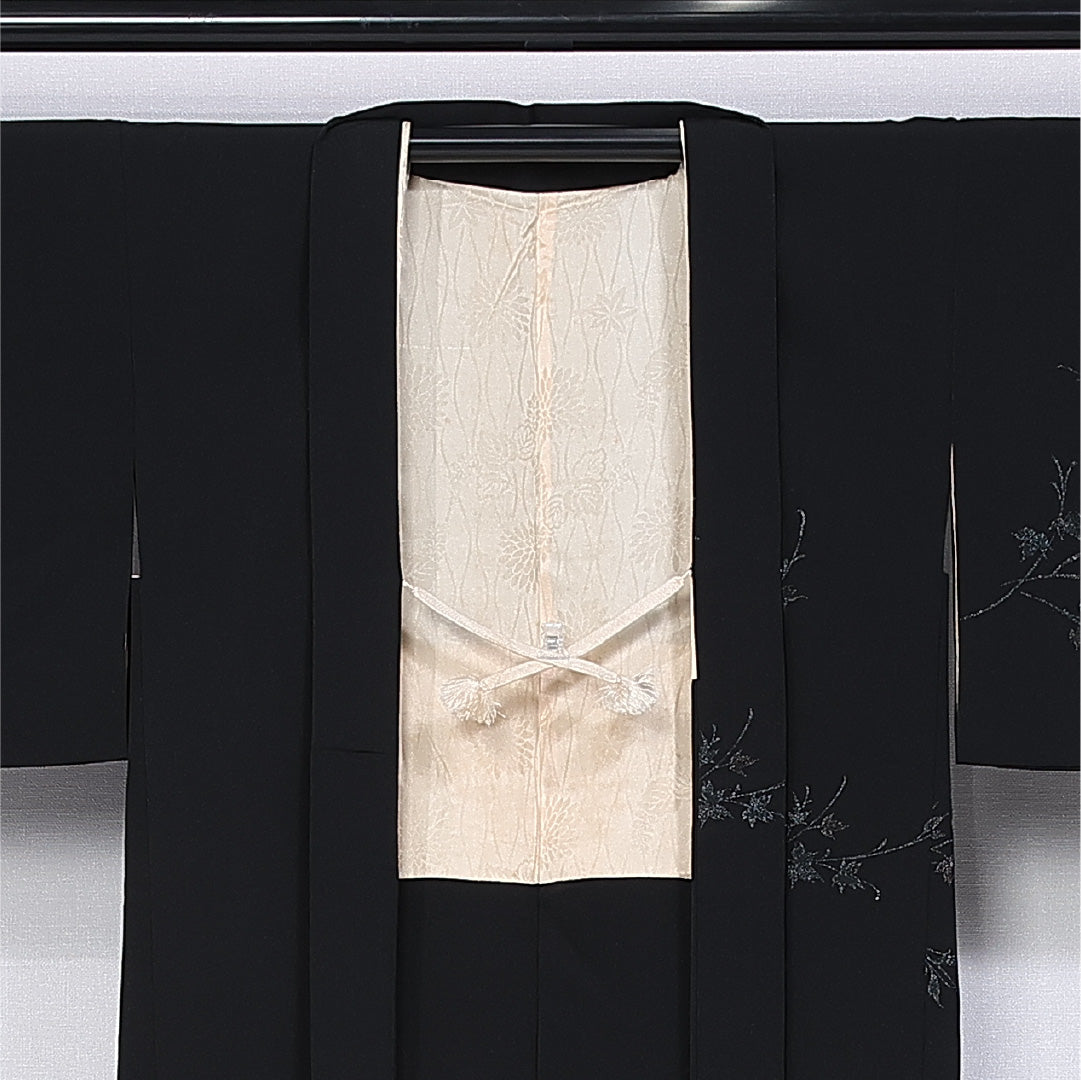 黒羽織 袷 身丈76cm 裄丈63cm 正絹 Aランク 一つ紋 (丸に片喰) セミフォーマル Sサイズ 絵羽羽織 漆糸 紐あり 植物柄 黒系 RP 1233-11148