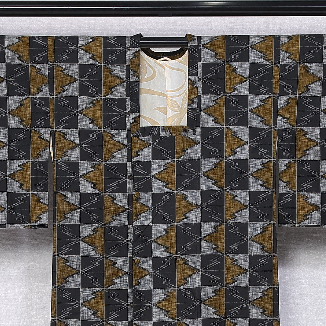道行コート (大島紬) 袷 身丈85cm 裄丈63cm 正絹 Aランク インフォーマル Sサイズ 松皮菱 黒系 RP 1237-10781