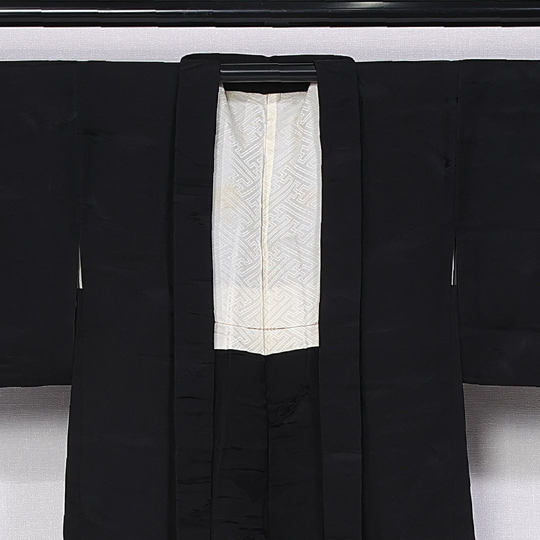 黒羽織 袷 身丈71cm 裄丈63cm 正絹 Aランク 一つ紋 (丸に揚羽蝶) 紋意匠 (創作柄) セミフォーマル Sサイズ 織り出し 紐あり 黒系 RP 1233-11084