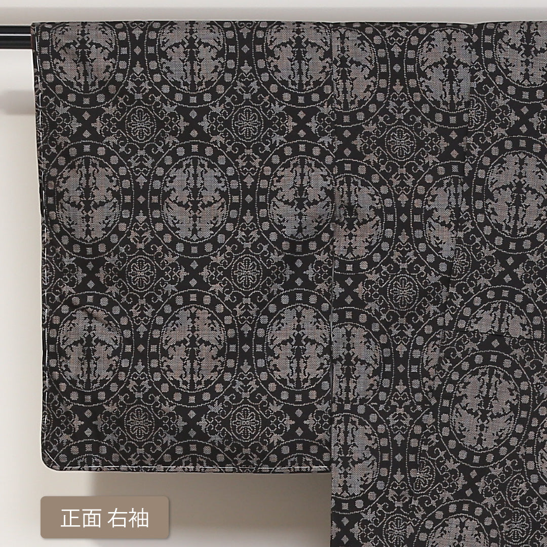 未使用品 紬(大島紬) 袷 身丈160cm 裄丈62cm 正絹 Sランク Lサイズ 広衿 インフォーマル 経緯絣 連珠文 しつけ糸 黒系 1216-03133