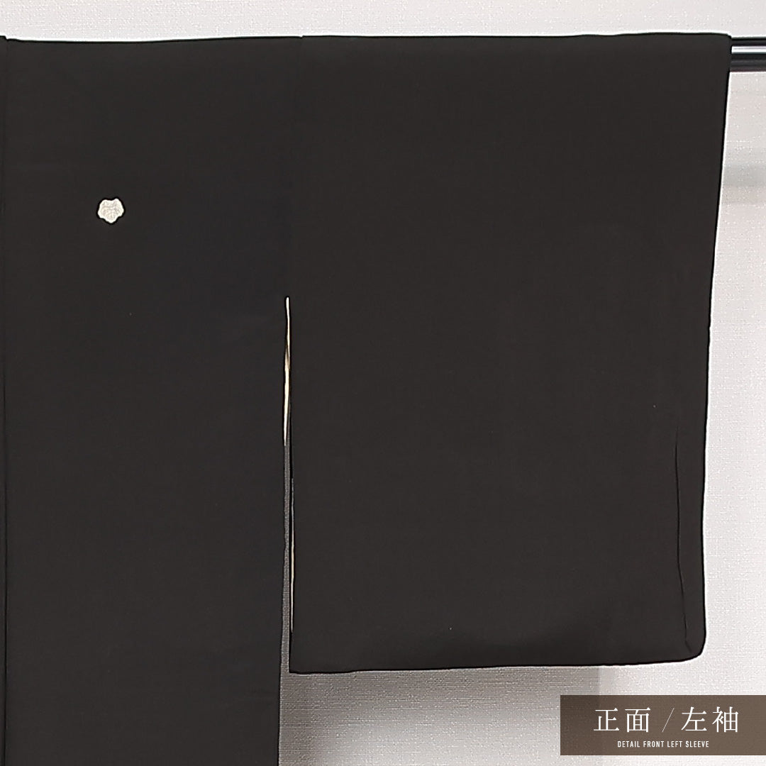 黒留袖 五つ紋 五三桐 身丈154cm 裄丈62cm Aランク 正絹 袷 比翼 広衿 S 波頭 流水 松 フォーマル 古典的 華やか 黒系 1211-F0531