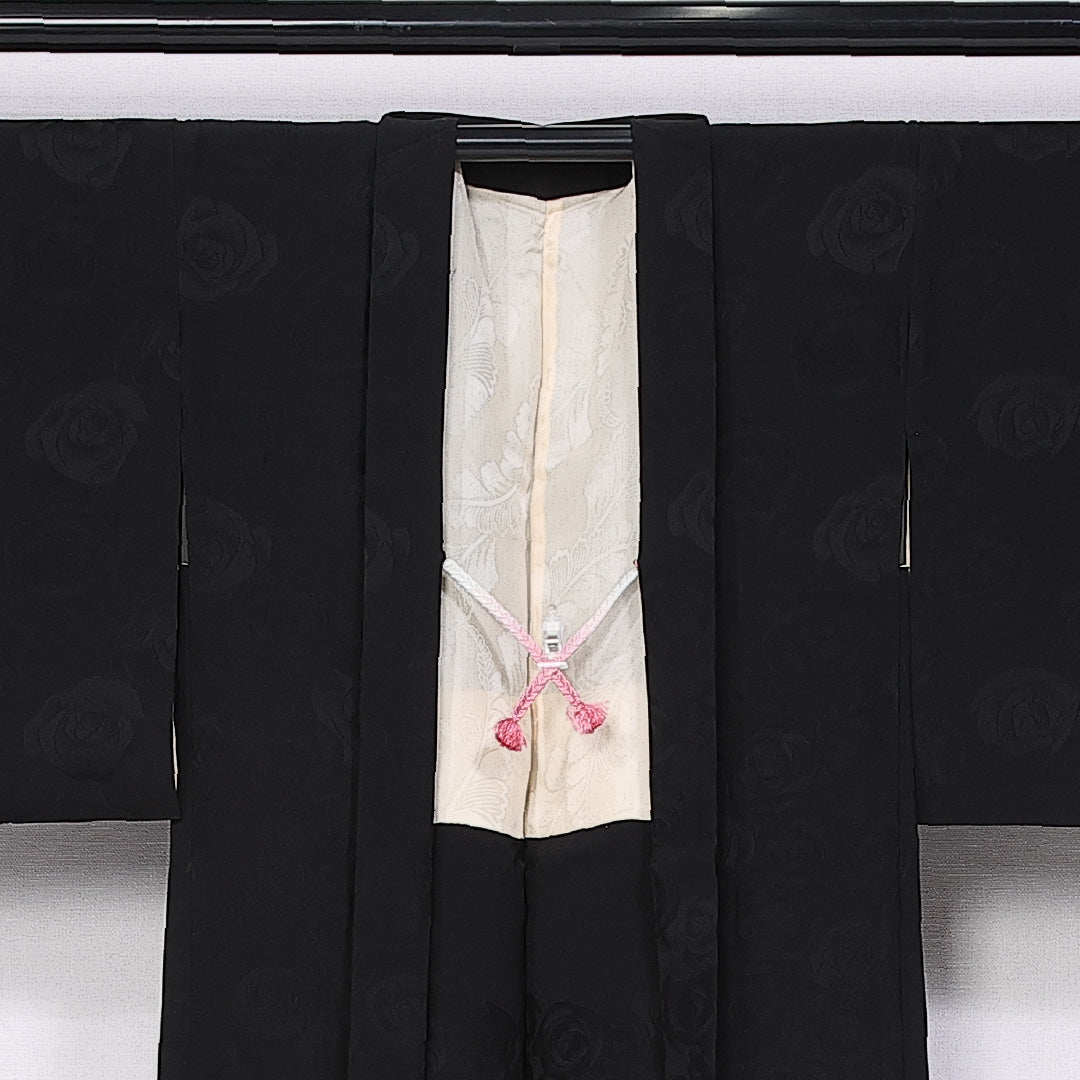 黒羽織 袷 身丈75cm 裄丈62cm 正絹 Sランク 一つ紋 (丸に三つ竜胆橘) 紋意匠 (薔薇) セミフォーマル Sサイズ 織り出し 紐あり 黒系 RP 1233-11078