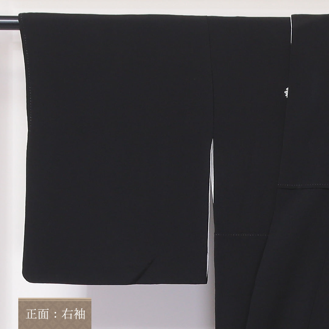 黒留袖 袷 身丈158cm 裄63cm 正絹 五つ紋 金駒刺繡 比翼仕立て 三階松 鶴 金彩 金箔 青海波 黒系 Bランク 1211-00139