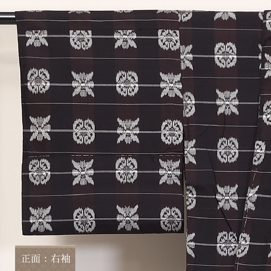 アンティーク 銘仙の着物 単衣 身丈141cm 裄丈62cm 正絹 Aランク 広衿 XSサイズ 居敷当て 花菱 木瓜 黒系 RP 1223-03631