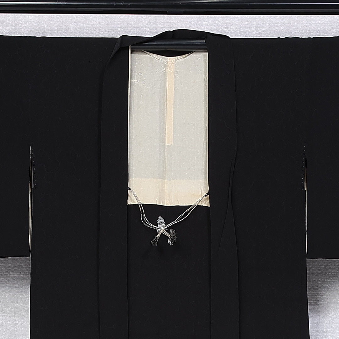 黒羽織 袷 身丈86cm 裄丈61cm 正絹 Sランク 一つ紋 (抱き茗荷) 紋意匠 (創作柄) セミフォーマル Sサイズ 紐あり 黒系 RP 1233-10298