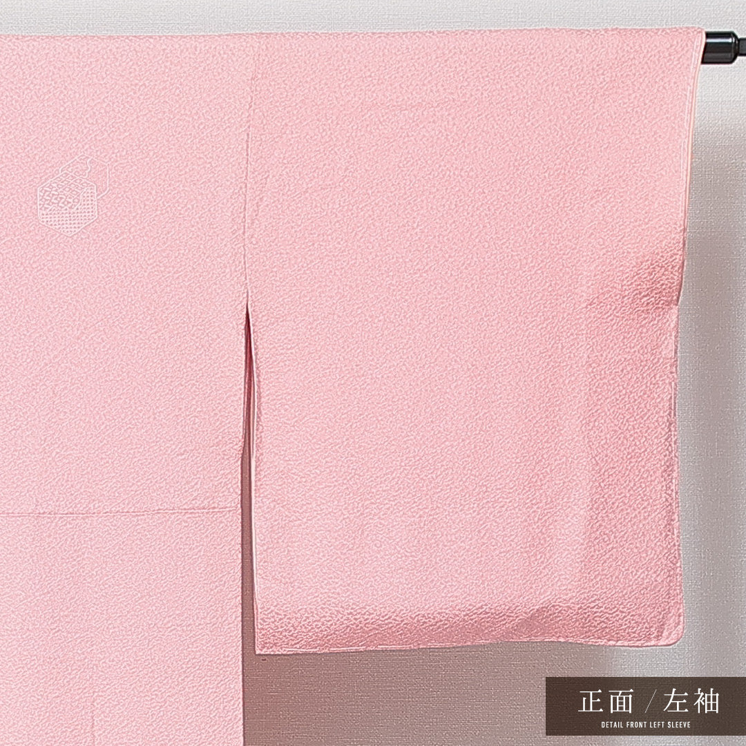 未使用品 色無地 袷 身丈158cm 裄丈65cm 正絹 Nランク 一つ紋 (五三桐) 紋意匠 (紗綾型) セミフォーマル 広衿 Mサイズ 付下げ 蘇州刺繍 汕頭刺繍 しつけ糸 亀甲 牡丹 ピンク系 M4 1219-14737