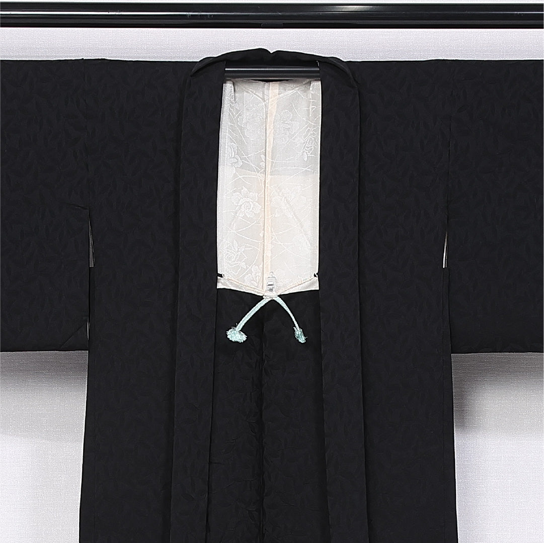 黒羽織 袷 身丈77cm 裄丈63cm 正絹 Sランク 一つ紋 (上り藤) 紋意匠 (植物柄) セミフォーマル Sサイズ 紐あり 黒系 RP 1233-11129