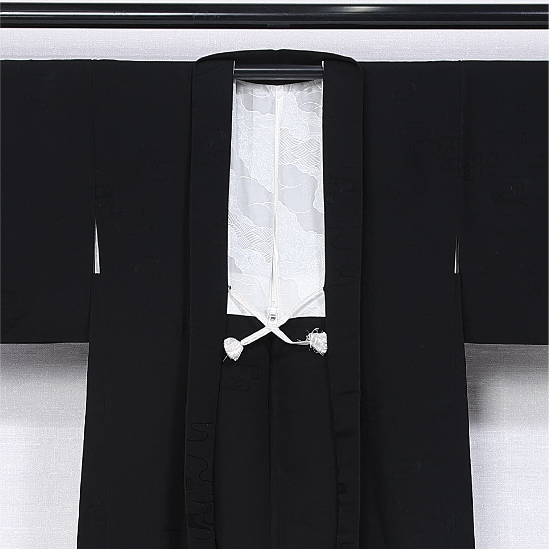 黒羽織 袷 身丈78cm 裄丈63cm 正絹 Sランク 一つ紋 (三つ葉葵) セミフォーマル Sサイズ 紐あり 無地 黒系 RP 1233-11124