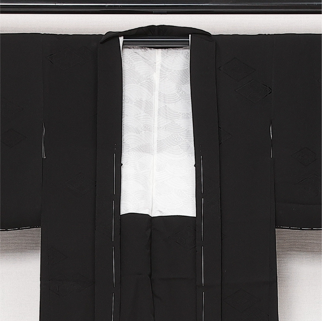 未使用品 黒羽織 袷 身丈77cm 裄丈64cm 正絹 Nランク 一つ紋 (九曜) 紋意匠 (武田菱) セミフォーマル Mサイズ しつけ糸 黒系 RP 1233-13775