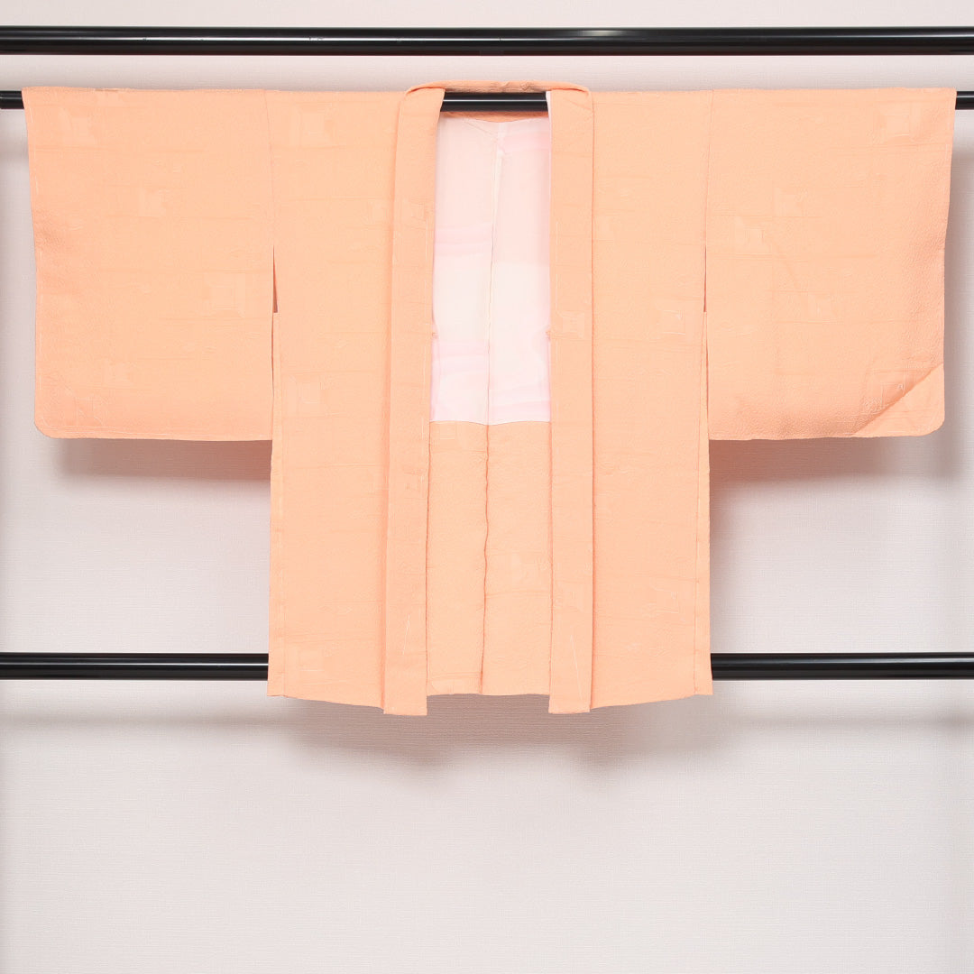 未使用品 羽織 袷 身丈83cm 裄丈64cm 正絹 Nランク 一つ紋 (剣片喰) 紋意匠 (創作柄) セミフォーマル Mサイズ ふくれ織 しつけ糸 クリーム系 RP 1232-13795