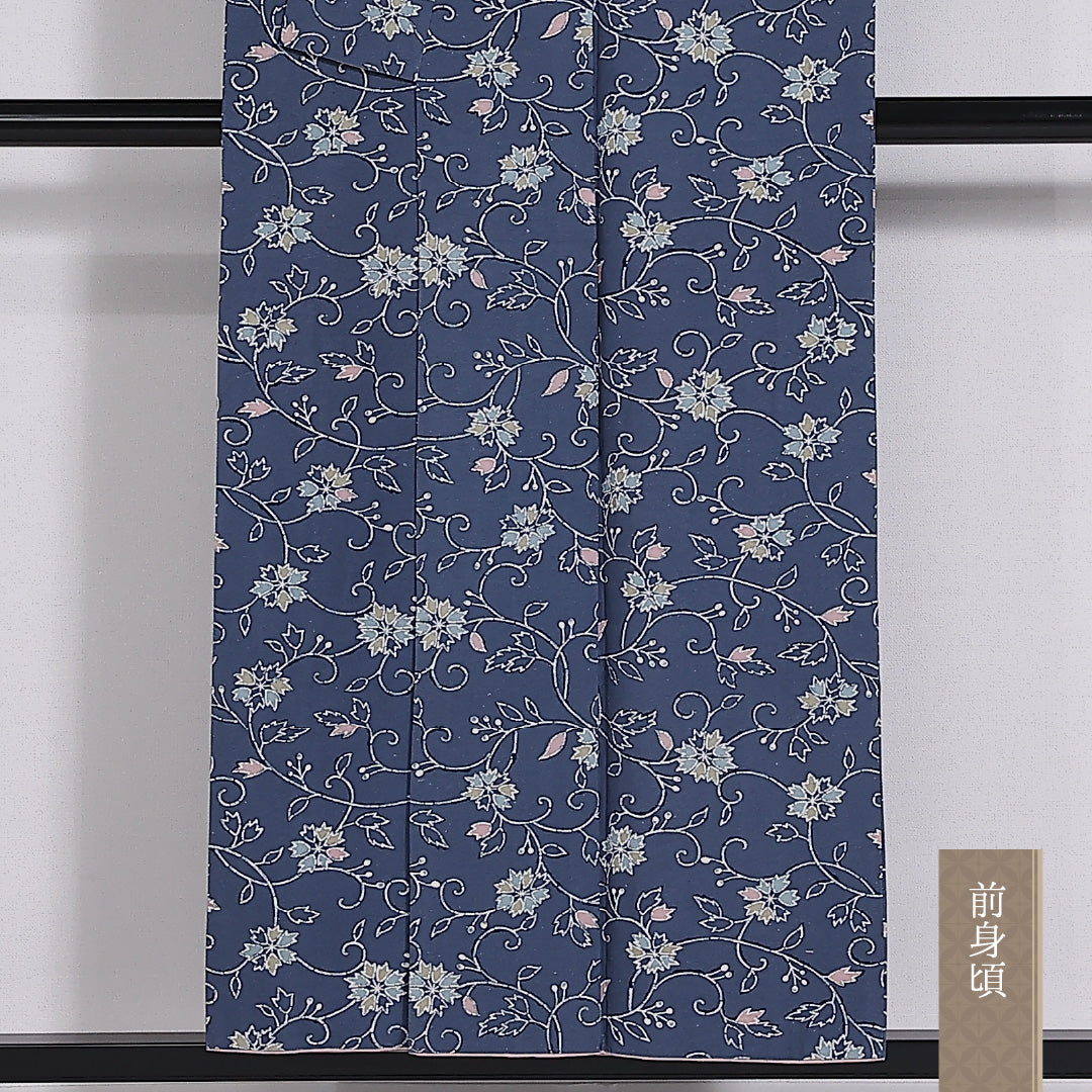 紬 袷 身丈152cm 裄丈63cm 正絹 Aランク カジュアル 広衿 Sサイズ 染め紬 唐草華文 青系 RP 1223-03925