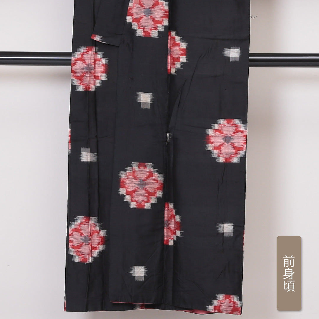 アンティーク 銘仙の着物 袷 身丈146cm 裄丈63cm 正絹 Cランク 広衿 XSサイズ 花柄 黒系 RP 1223-03257