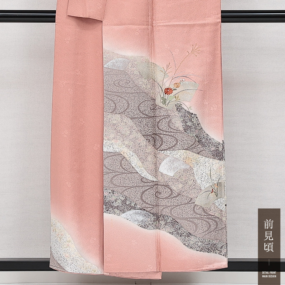 訪問着 袷 身丈153cm 裄丈62cm Cランク 正絹 広衿 Sサイズ セミフォーマル 地紋あり 紋意匠(紗綾型) 刺繍 観世水 菊 古典的 控え目 ピンク系 1212-14412