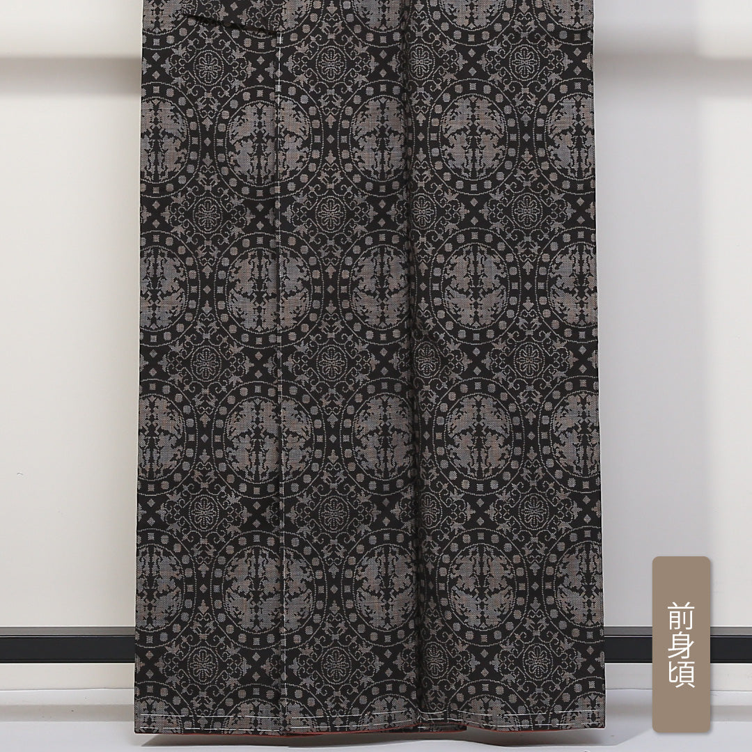 未使用品 紬(大島紬) 袷 身丈160cm 裄丈62cm 正絹 Sランク Lサイズ 広衿 インフォーマル 経緯絣 連珠文 しつけ糸 黒系 1216-03133