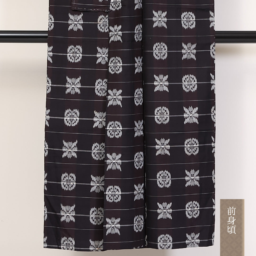 アンティーク 銘仙の着物 単衣 身丈141cm 裄丈62cm 正絹 Aランク 広衿 XSサイズ 居敷当て 花菱 木瓜 黒系 RP 1223-03631