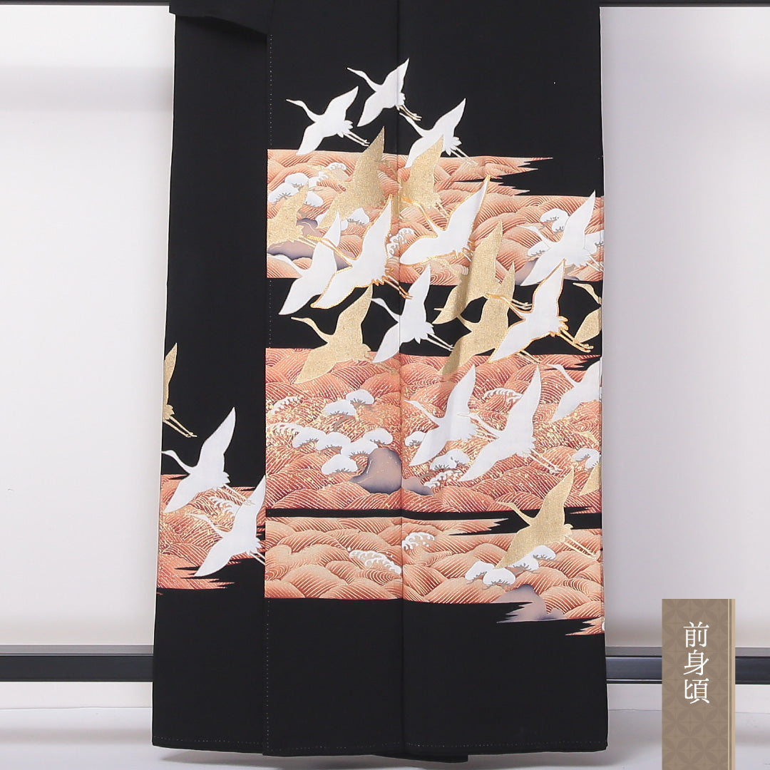 黒留袖 袷 身丈158cm 裄63cm 正絹 五つ紋 金駒刺繡 比翼仕立て 三階松 鶴 金彩 金箔 青海波 黒系 Bランク 1211-00139