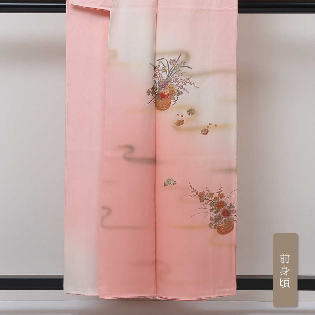 訪問着 袷 身丈155cm 裄丈65cm 正絹 Aランク セミフォーマル 広衿 Mサイズ ぼかし染 金彩 落款 花籠 エ霞 ピンク系 RP 1217-04336
