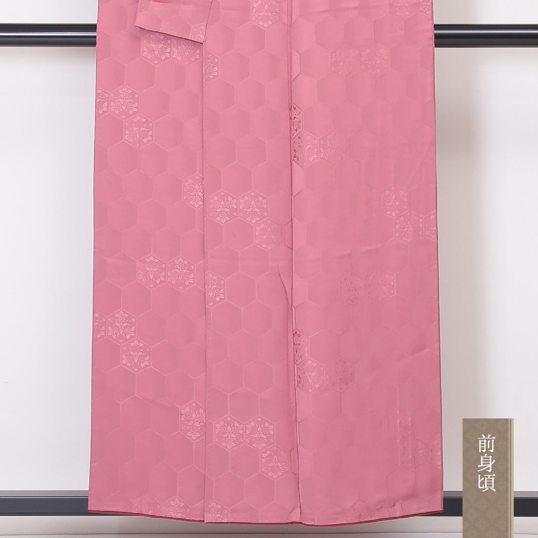色無地 袷 身丈154cm 裄丈62cm 正絹 Sランク 一つ紋 (蔦) 紋意匠 (亀甲) セミフォーマル 広衿 Sサイズ ピンク系 RP 1219-05242