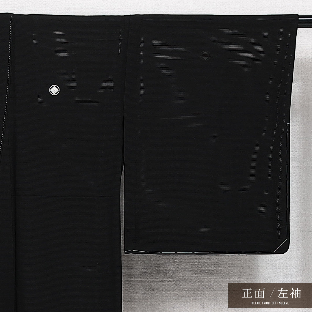 未使用品 黒紋付 五つ紋 丸に隅立て四つ目 身丈158cm 裄丈63cm Nランク 正絹 夏物 広衿 M 証紙 しつけ糸 フォーマル 上品 厳か 黒系 1299-F0616