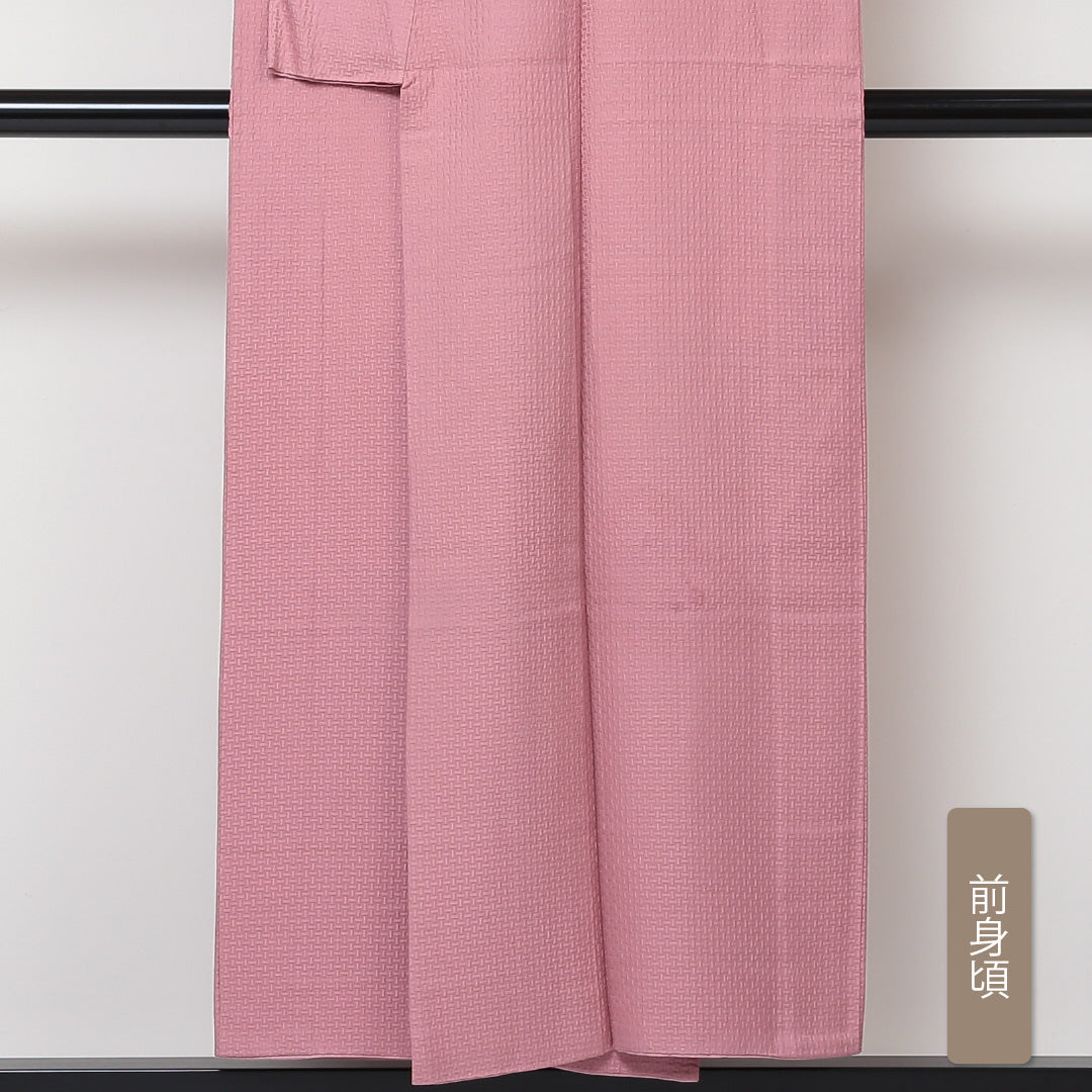 色無地 袷 身丈150cm 裄丈61cm 正絹 Sランク 一つ紋 (丸に剣片喰) 紋意匠 (籠目) セミフォーマル 広衿 Sサイズ ふくれ織 古都遊宴 落款 京洛百景 ピンク系 M4 1219-05163