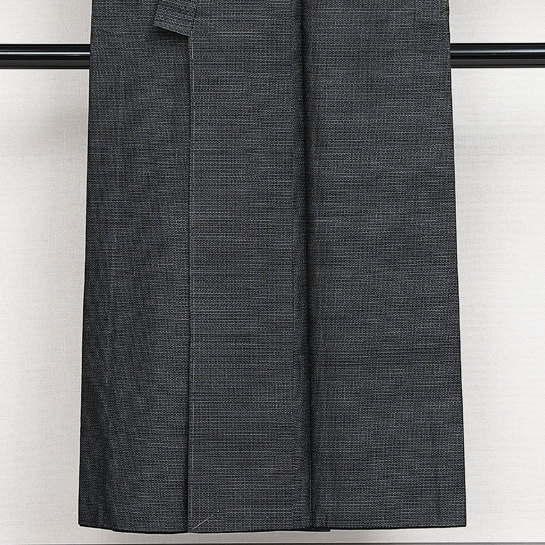 未使用品 男着物 (大島紬) 袷 身丈146cm 裄丈67cm 正絹 Nランク インフォーマル 棒衿 Lサイズ 緯総絣 しつけ糸 亀甲絣 紺系 M4 1224-13993