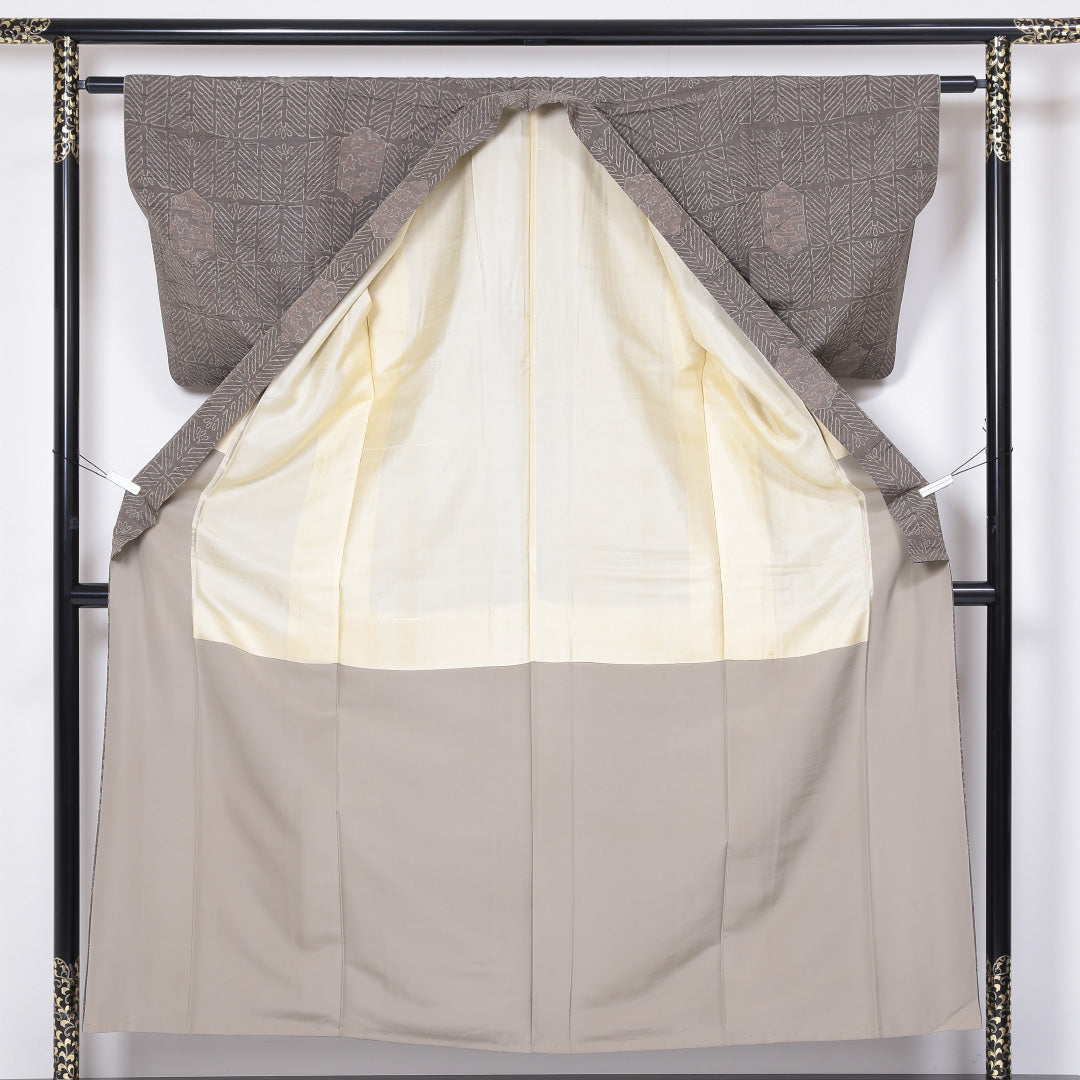 紬 袷 身丈155cm 裄丈61cm 正絹 Aランク カジュアル バチ衿 Mサイズ 松 紅葉 グレー系 RP 1223-03196