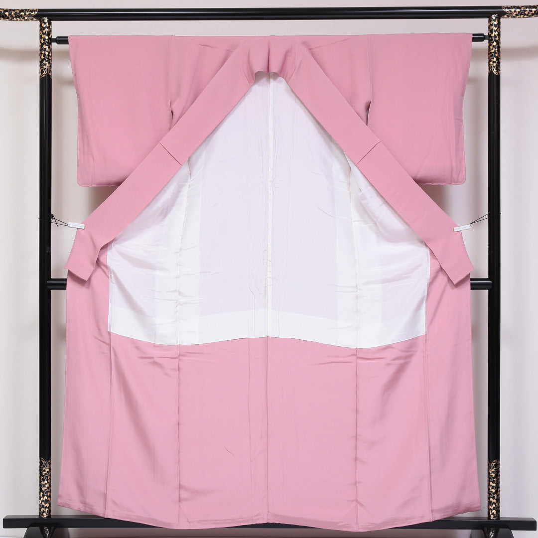 未使用品 色無地 (ちりめん) 袷 身丈161cm 裄丈62cm 正絹 Sランク 一つ紋 (四方瓜に花角) セミフォーマル 広衿 Lサイズ 落款 無地 ちりめん ピンク系 M4 1219-05182
