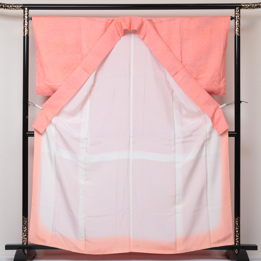 色無地 袷 身丈161cm 裄丈65cm 正絹 Sランク Lサイズ 広衿 一つ紋(蔦) セミフォーマル 紋意匠 花柄 ぼかし染 しつけ糸 ピンク系 1214-05131