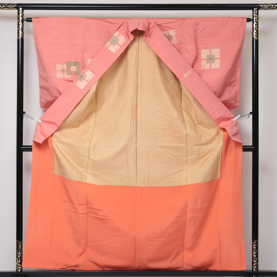 紬(飯田紬) 袷 身丈162cm 裄丈63cm 正絹 Aランク Lサイズ 広衿 インフォーマル しつけ糸 ピンク系 1216-03055