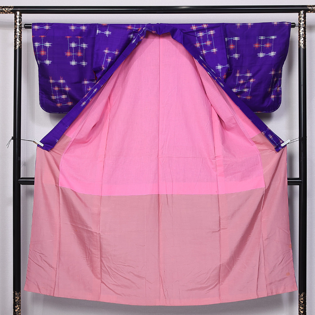 アンティーク 銘仙の着物 袷 身丈145cm 裄丈62cm 正絹 Aランク バチ衿 XSサイズ 幾何学柄 紫系 RP 1223-10887