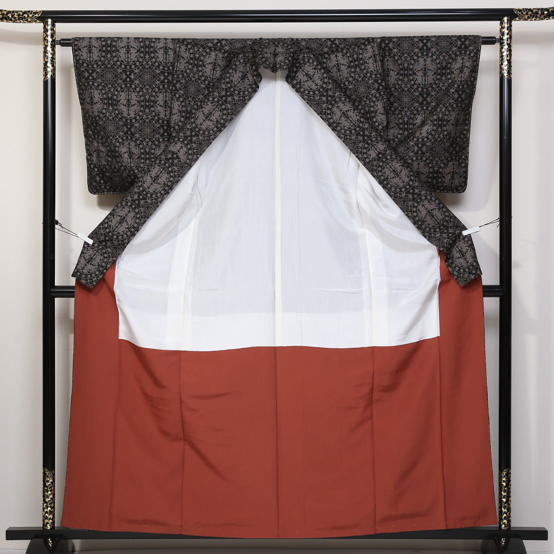 未使用品 紬(大島紬) 袷 身丈160cm 裄丈62cm 正絹 Sランク Lサイズ 広衿 インフォーマル 経緯絣 連珠文 しつけ糸 黒系 1216-03133