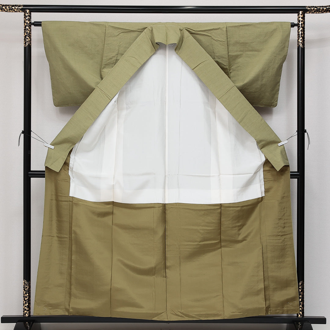未使用品 結城紬 袷 身丈159cm 裄丈63cm 正絹 Sランク カジュアル 広衿 Mサイズ 証紙 しつけ糸 無地 緑系 UR 1223-14386