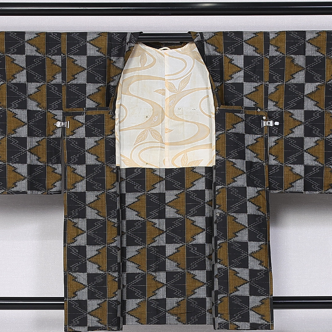 道行コート (大島紬) 袷 身丈85cm 裄丈63cm 正絹 Aランク インフォーマル Sサイズ 松皮菱 黒系 RP 1237-10781