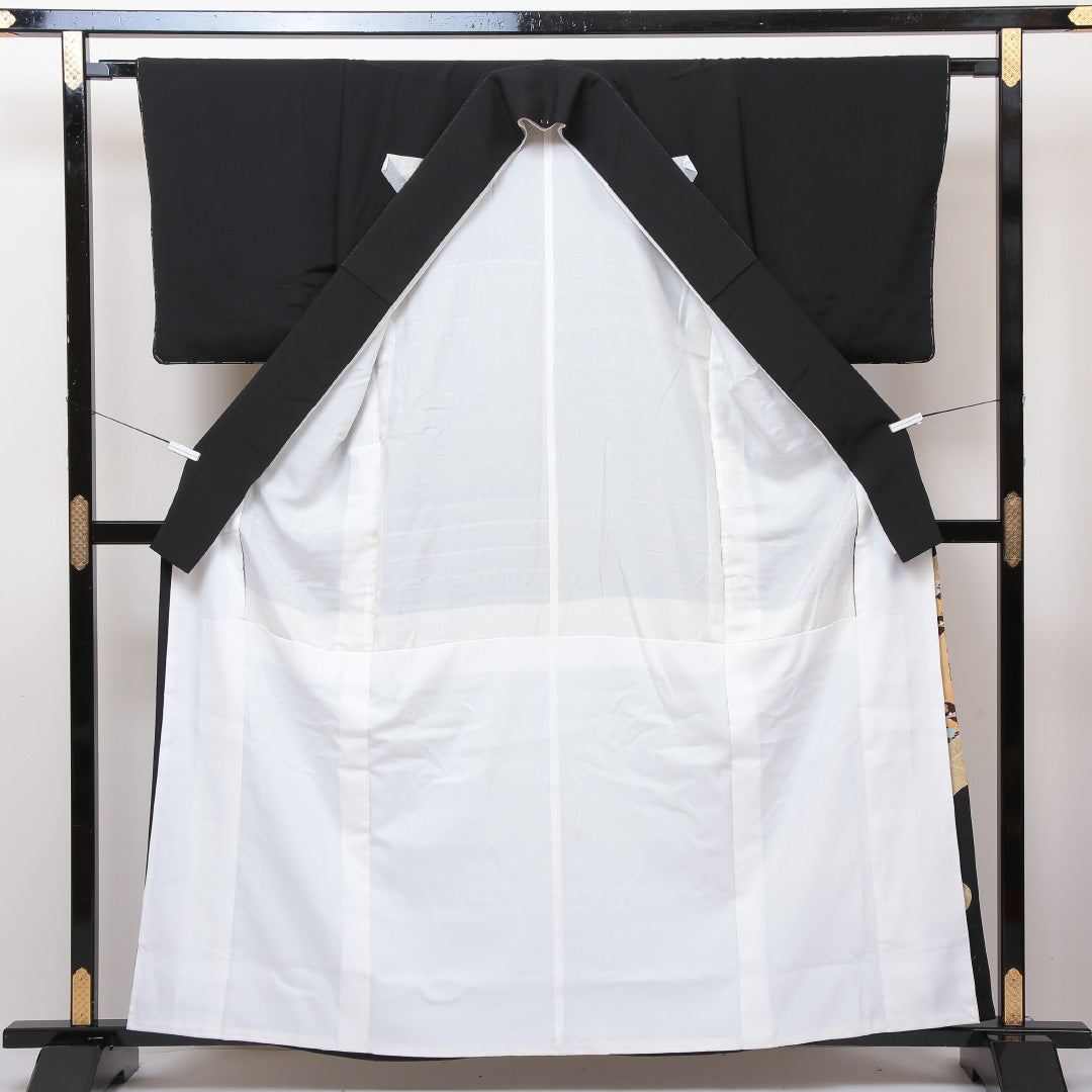 新古品 黒留袖 五つ紋 揚羽蝶 身丈163cm 裄丈64.5cm Nランク 正絹 袷 広衿 L しつけ糸 金駒刺繍 金箔 菊 吉祥文様 菱 フォーマル 黒系 1211-F0168