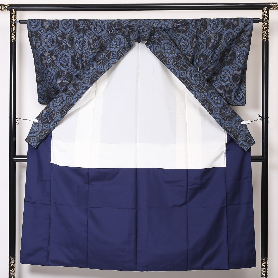 村山大島紬 袷 身丈148cm 裄62.5cm 正絹 黒系 Aランク 亀甲 証紙 1216-00812-3110