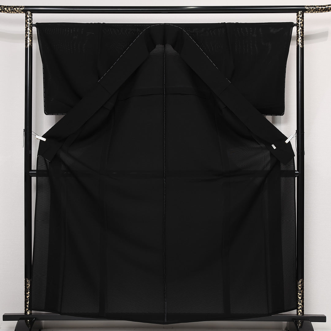 未使用品 黒紋付 五つ紋 扇に井桁 身丈162cm 裄丈65.5cm Nランク ポリエステル 洗える着物 夏物 広衿 L しつけ糸 フォーマル 黒系 1299-F0552