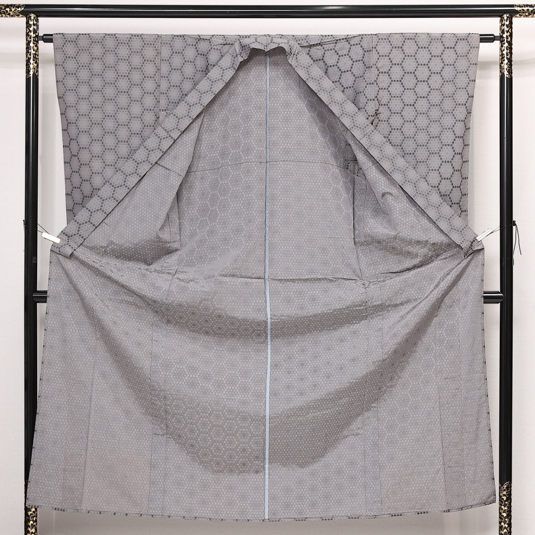 夏物 お召 (本塩沢) 夏物 身丈155cm 裄丈61cm 正絹 Aランク カジュアル バチ衿 Mサイズ しつけ糸 亀甲 グレー系 RP 1222-13344