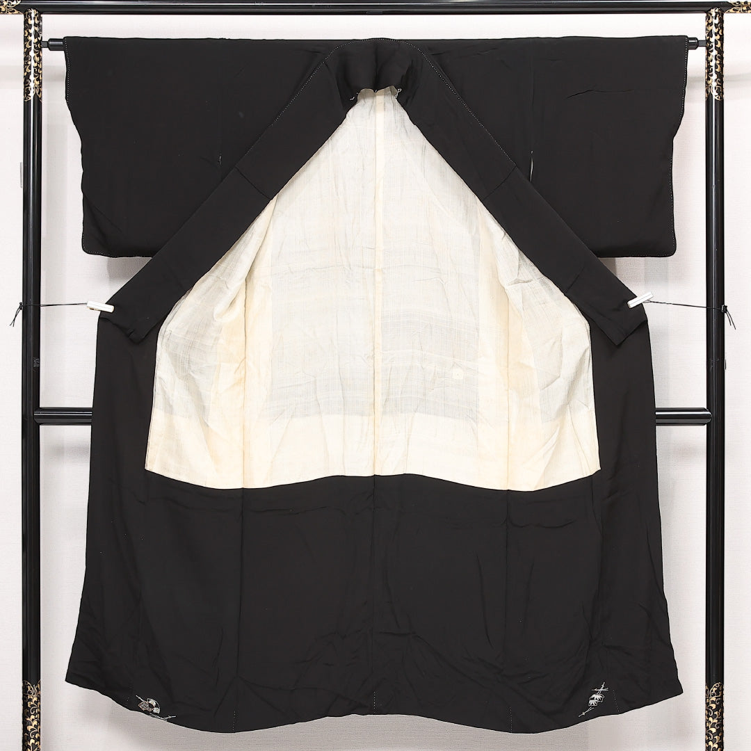 アンティーク 黒留袖 五つ紋 身丈146cm 裄丈62.5cm Cランク 正絹 袷 広衿 XS 刺繍 菊 古典的 控え目 黒系 1211-F0588