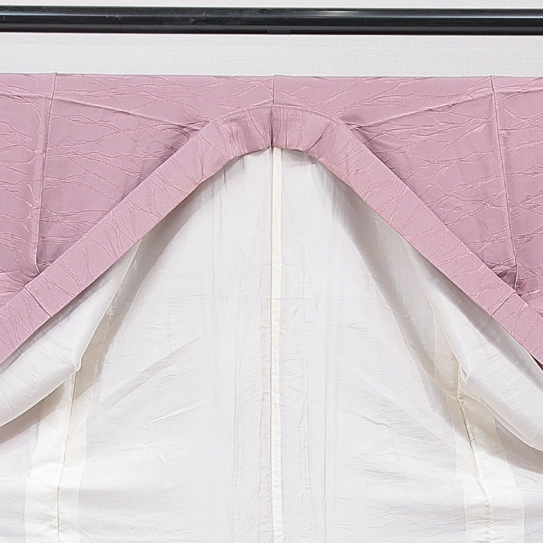 色無地 袷 身丈157cm 裄丈63cm 正絹 Bランク Mサイズ バチ衿 一つ紋(三つ割桔梗) セミフォーマル 紋意匠 創作柄 織り出し ピンク系 1214-15648