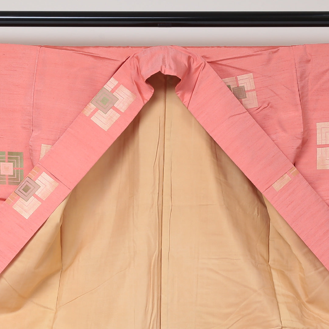 紬(飯田紬) 袷 身丈162cm 裄丈63cm 正絹 Aランク Lサイズ 広衿 インフォーマル しつけ糸 ピンク系 1216-03055