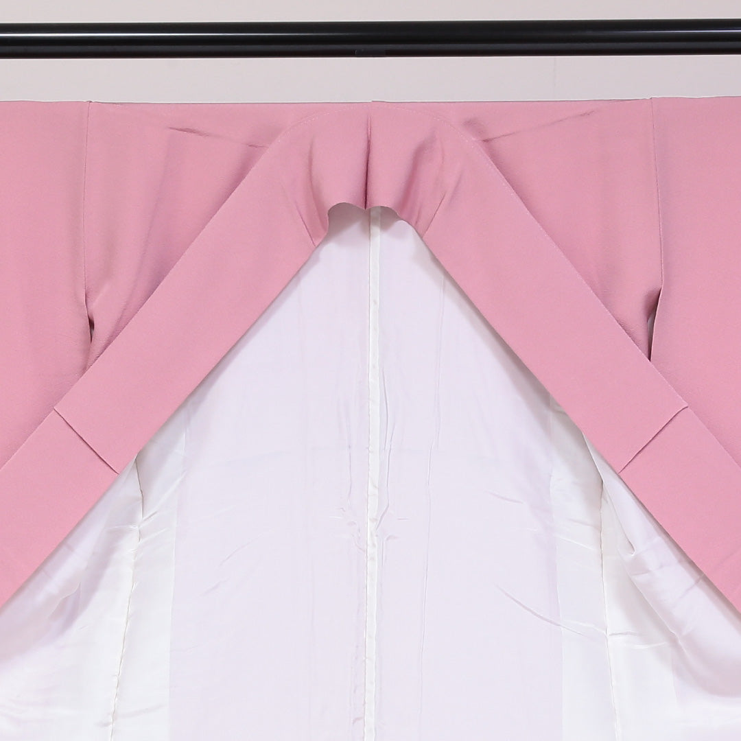 未使用品 色無地 (ちりめん) 袷 身丈161cm 裄丈62cm 正絹 Sランク 一つ紋 (四方瓜に花角) セミフォーマル 広衿 Lサイズ 落款 無地 ちりめん ピンク系 M4 1219-05182
