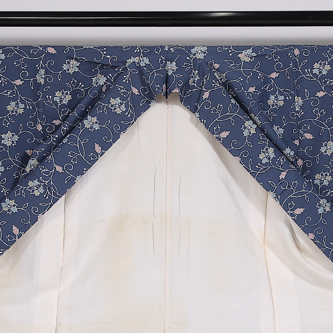紬 袷 身丈152cm 裄丈63cm 正絹 Aランク カジュアル 広衿 Sサイズ 染め紬 唐草華文 青系 RP 1223-03925