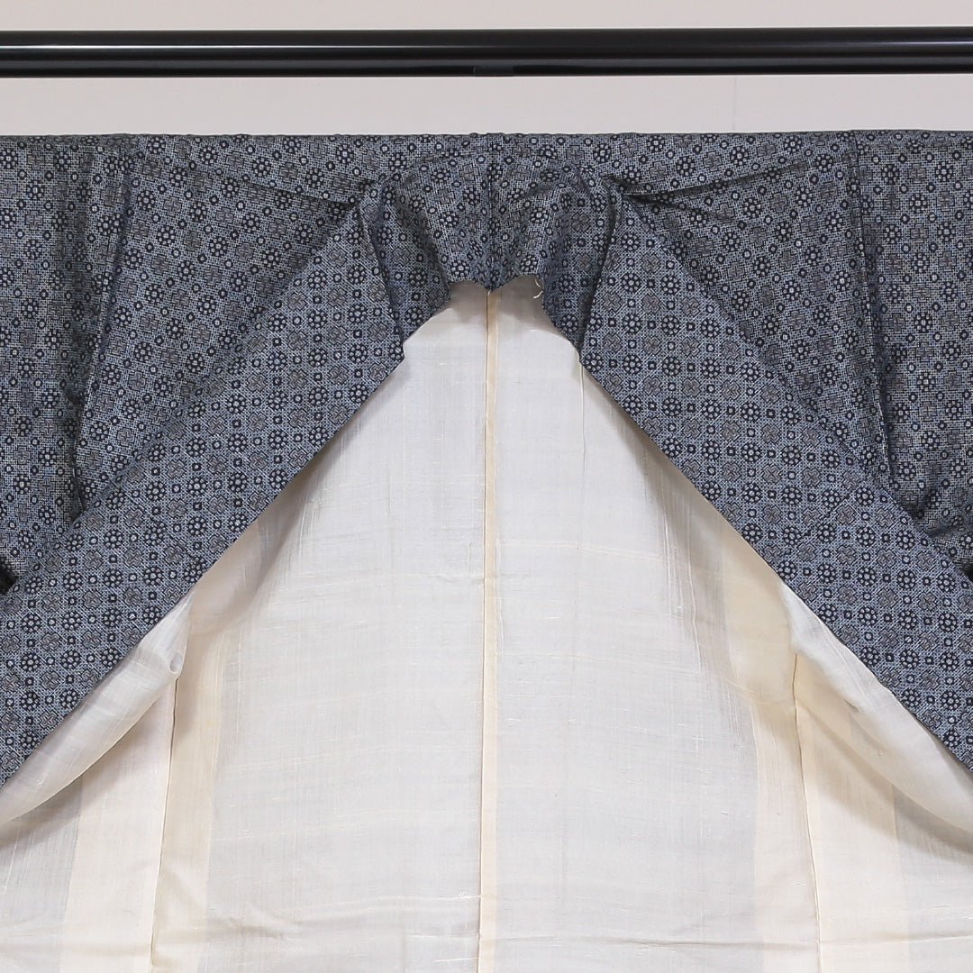 紬 袷 身丈154cm 裄丈62cm 正絹 Aランク Sサイズ 広衿 カジュアル 幾何学柄 グレー系 1216-03172