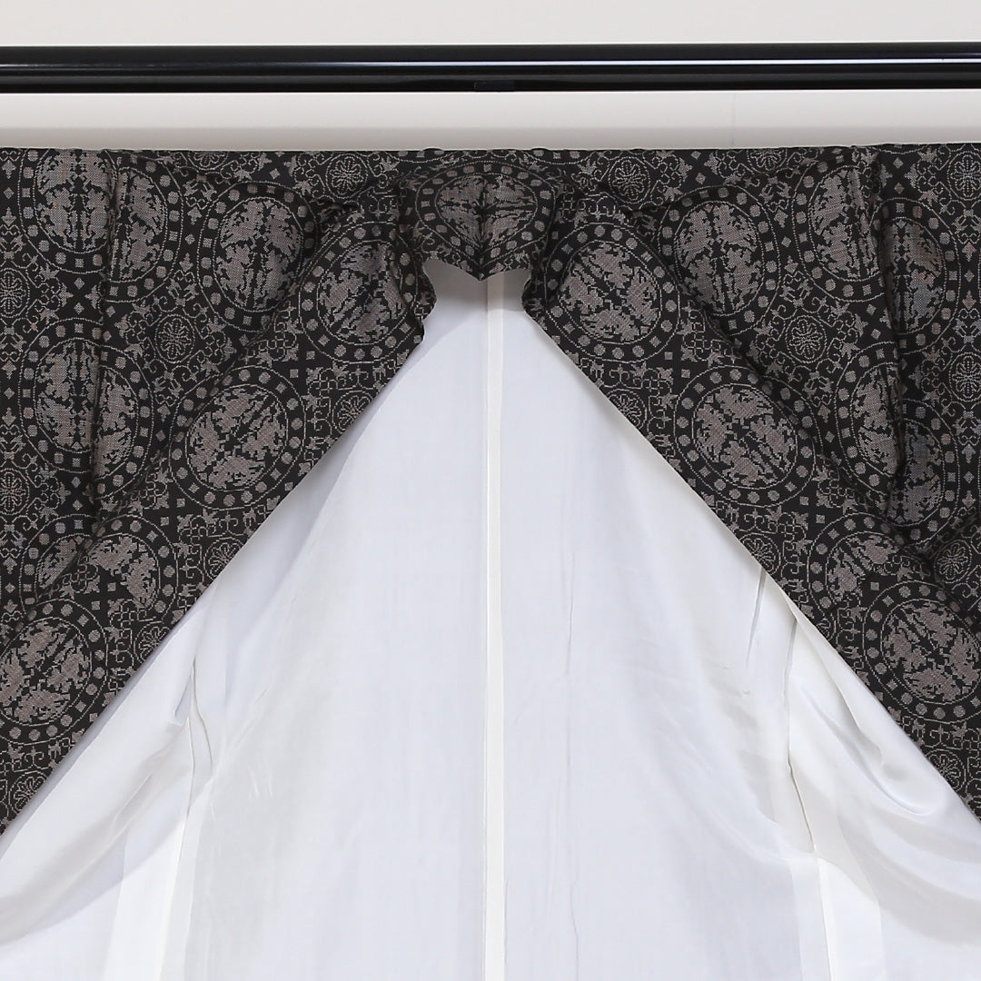 未使用品 紬(大島紬) 袷 身丈160cm 裄丈62cm 正絹 Sランク Lサイズ 広衿 インフォーマル 経緯絣 連珠文 しつけ糸 黒系 1216-03133