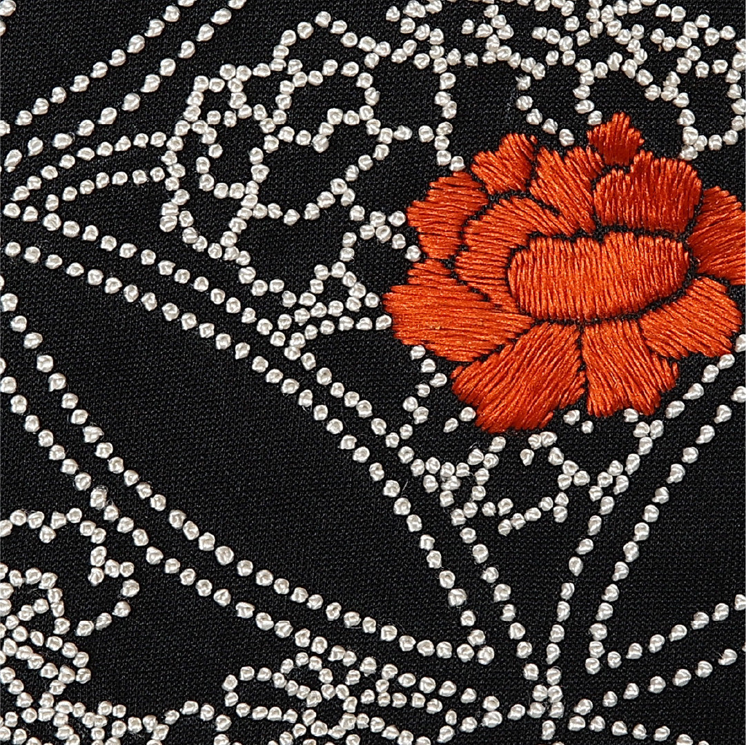 黒羽織 袷 身丈83cm 裄丈66cm 正絹 Sランク 一つ紋 (五三桐) セミフォーマル Mサイズ 刺繍 紐あり 七宝 牡丹 紅葉 小槌 黒系 RP 1233-12752