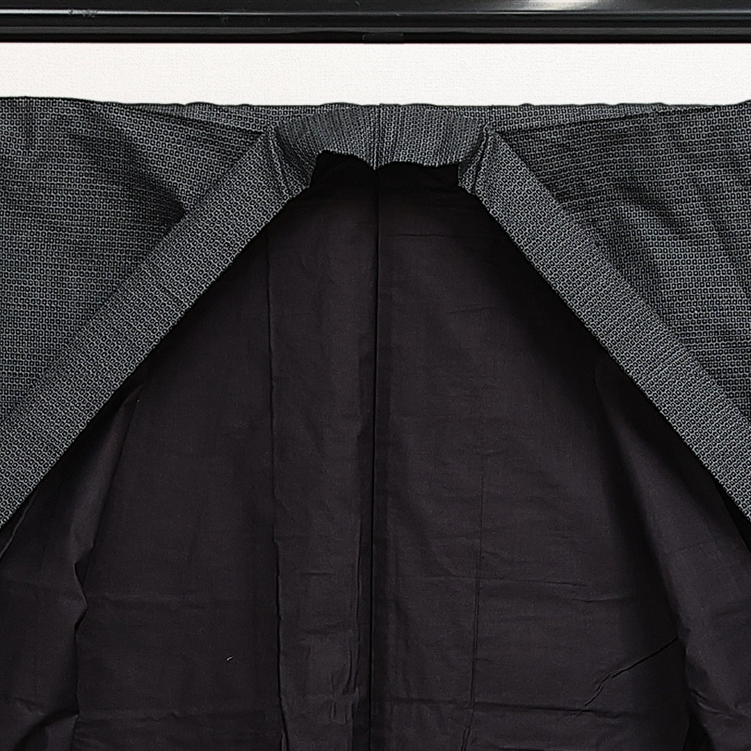 未使用品 男着物 (大島紬) 袷 身丈146cm 裄丈67cm 正絹 Nランク インフォーマル 棒衿 Lサイズ 緯総絣 しつけ糸 亀甲絣 紺系 M4 1224-13993