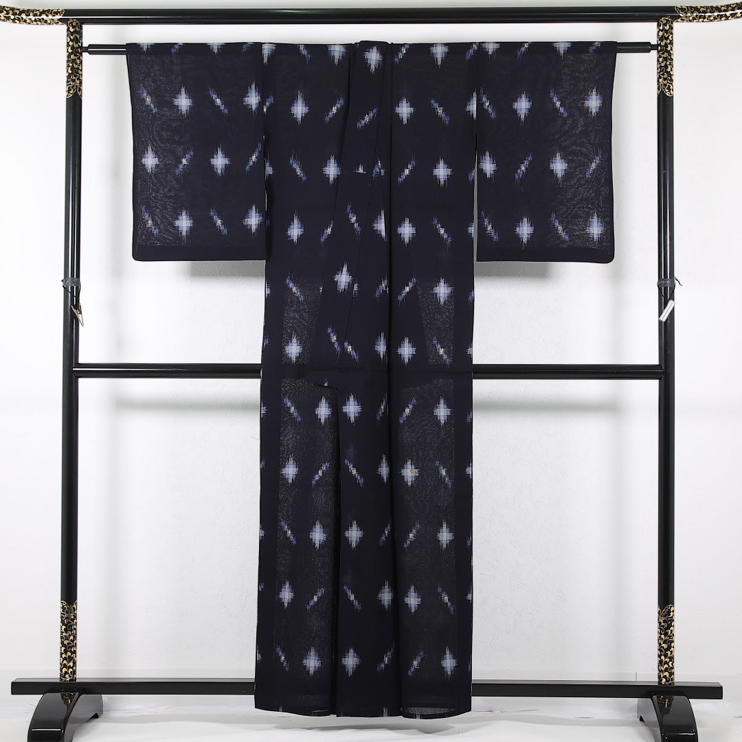 夏物 洗える着物 麻の紬 身丈158cm 裄丈63cm 麻 Bランク カジュアル バチ衿 Sサイズ 十字絣 紺系 RP 1223-17386