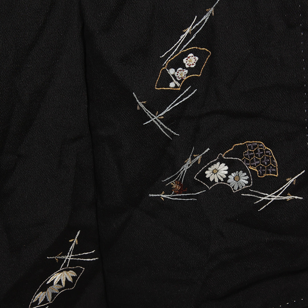 アンティーク 黒留袖 五つ紋 身丈146cm 裄丈62.5cm Cランク 正絹 袷 広衿 XS 刺繍 菊 古典的 控え目 黒系 1211-F0588